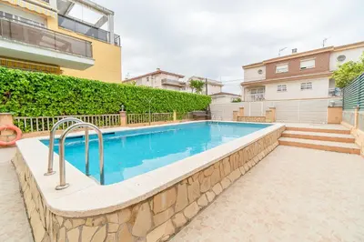 a swimming pool in the backyard of a house at Apartamento Acqua Fresca in Cunit
