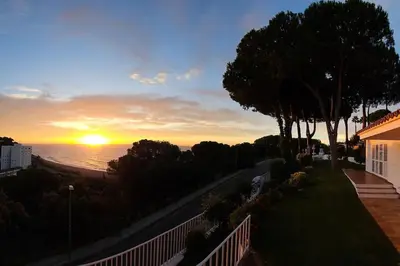 a sunset over the ocean from a house at Casa perfecta con vistas al Mar in San Pol de Mar