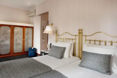 a bedroom with two beds with white pillows at Hotel Continental Barcelona in Barcelona