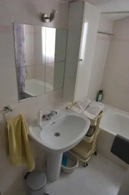 a bathroom with a sink and a tub and a mirror at Apartamento Sunny Home in Cunit