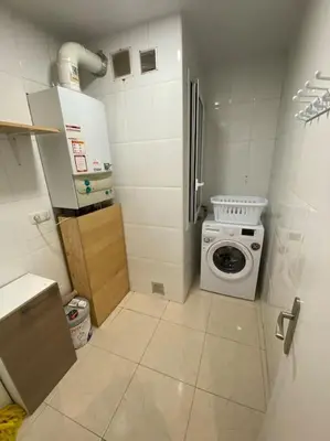 a small kitchen with a washing machine and a washer at Habitacion en piso de 3 habitaciones, Manresa Near train Barcelona 2 in Manresa
