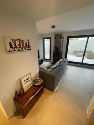 a living room with a couch and a table at Apartamento de una habitación con terraza grande cerca de Barcelona in Badalona