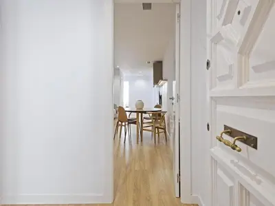 a hallway with a table and chairs in a room at Apartamento exclusivo a 15 min de Barcelona in Sant Cugat del Vallès