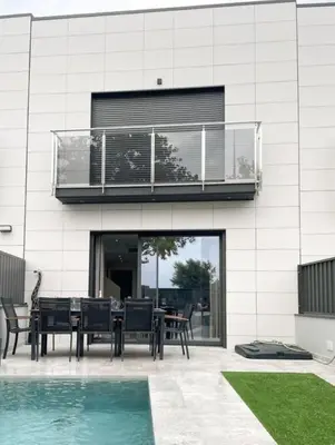 a house with a balcony with a table and chairs at Elegancia y confort en Casa Moncerrat in Vilanova i la Geltrú
