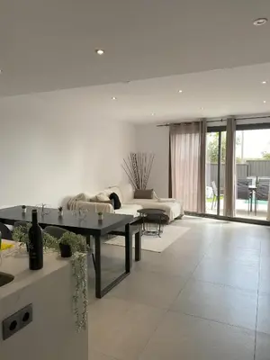 a living room with a couch and a table at Elegancia y confort en Casa Moncerrat in Vilanova i la Geltrú