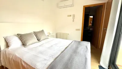 a bedroom with a bed with white sheets and pillows at Dúplex 2 hab con terraza by Prestigi in Terrassa