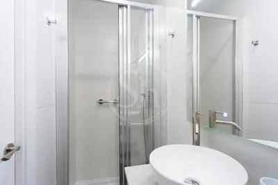 a bathroom with a shower and a white sink at Apartamento cerca de Sagrada Familia in Barcelona