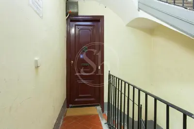 a brown door with graffiti on the side of a building at Tranquilo y luminoso apartamento en el Eixample in Barcelona