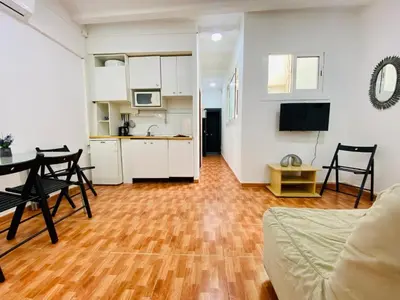a living room with a dining table and a kitchen at 030 apartameto 4-1 in Barcelona