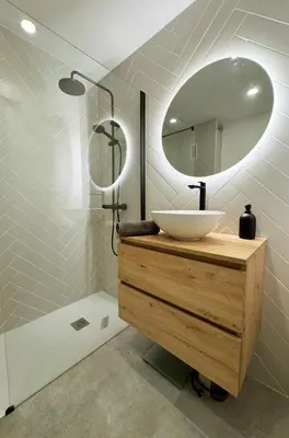 a bathroom with a sink and a mirror at Barcelona a 20 minutos en piso reformado y soleado in Gavà