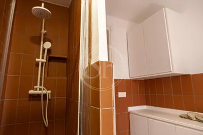 a bathroom with a shower and a toilet at Maravilloso apartamento en Poble Sec in Barcelona