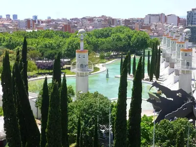 a view of a park with trees and a fountain at Apartamento 1 habitación cerca Sants-Estación in Barcelona