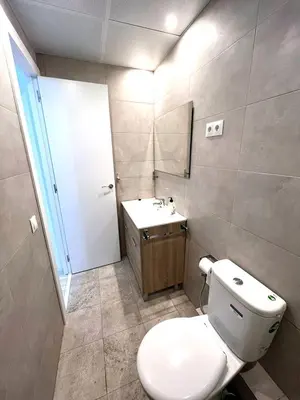 a bathroom with a white toilet and a sink at Apartamento 1 habitación cerca Sants-Estación in Barcelona