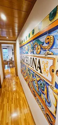 a room with a wall with a sign that reads barcelona at Apartamento exclusivo junto Sagrada Familia Barcelona in Barcelona