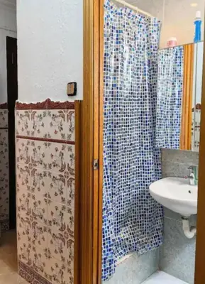 a bathroom with a sink and a shower at Mi casa es tu casa in Hospitalet de Llobregat