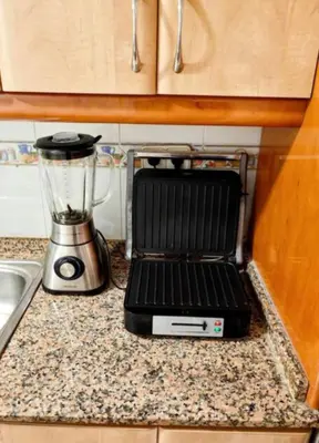 a blender sitting on a counter next to a sink at Mi casa es tu casa in Hospitalet de Llobregat