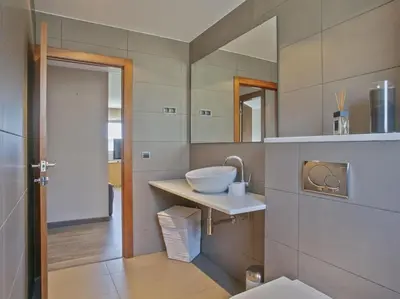 a small bedroom with a bed and a window at Apartamento temporal en Barcelona in Barcelona