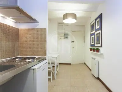 a kitchen with a sink and a counter top at Apartamento para 2 en Gracia in Barcelona