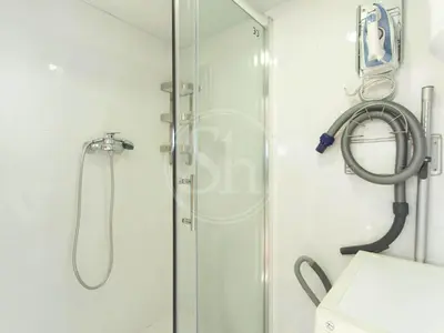 a shower with a glass door in a bathroom at Bonito apartamento en el Eixample in Barcelona