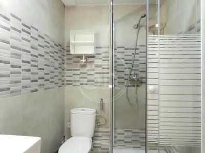 a bathroom with a shower with a toilet and a sink at Bonito apartamento en el Eixample in Barcelona