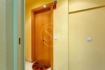 a wooden door in a room with a door sidx sidx at Cómodo apartamento junto a Hospital Sant Pau in Barcelona