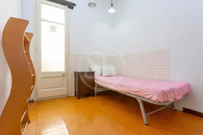 a small room with a pink bed and a window at Huge Sagrada Familia in Barcelona