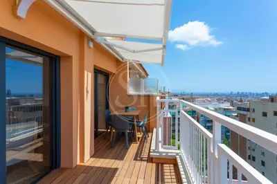 a balcony with a table and chairs on a building at Maravilloso alojamiento con vistas a Barcelona in Barcelona