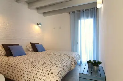 a bedroom with a bed and a window at Mediterrani Vacaciones perfectas y vistas al mar in Sitges