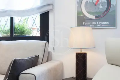 a living room with a chair and a lamp at Cómodo apartamento para dos en el Eixample in Barcelona