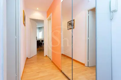 a kitchen with a washing machine and a microwave at Practico apartamento junto a Estación de Sants in Barcelona