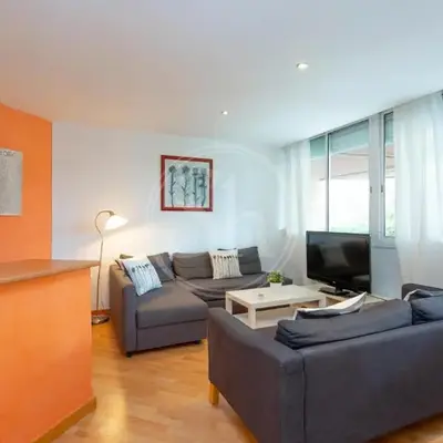 Practico apartamento junto a Estación de Sants
