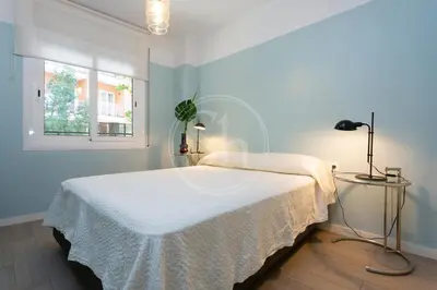 a bathroom with a glass shower with a toilet at Precioso apartamento en Les Corts in Barcelona