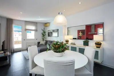 a living room with a kitchen and a dining room at Bonito apartamento con terraza in Barcelona