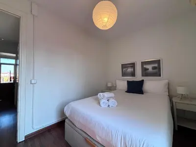 a bedroom with a large bed with pink pillows at Apartamento para 3 in Barcelona