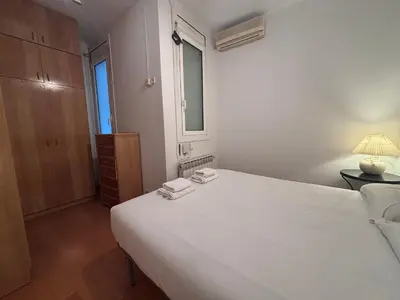 a dining room with a table and a tv at Bonito apartamento en el Eixample in Barcelona