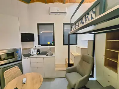 a small kitchen with a table and a chair at Moderno estudio Sagrada Familia in Barcelona