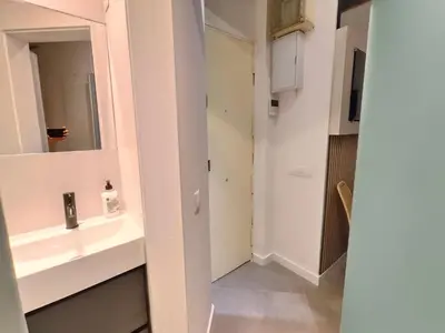a bathroom with a sink and a mirror at Moderno estudio Sagrada Familia in Barcelona
