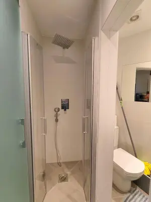 a bathroom with a shower and a toilet at Moderno estudio Sagrada Familia in Barcelona