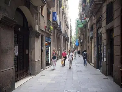 a group of people walking down a street at Luminoso apartamento 1 habitación cerca de Las Ramblas, hasta 4 pers, cocina equipada. - ES-341-6 in Barcelona