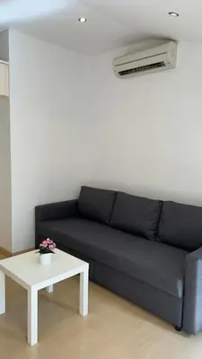 a living room with a couch and a table at SE Céntrico con Terraza in Terrassa