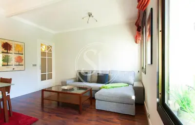 a living room with a couch and a table at Bonito apartamento 3 in Barcelona