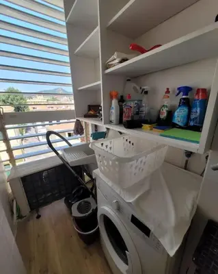 a laundry room with a washing machine and a window at Apartamento Bonavista in Vilassar de Mar