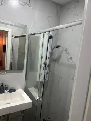 a bathroom with a shower and a sink at Martiapartamento in Hospitalet de Llobregat