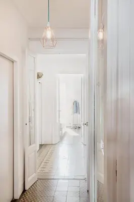 a hallway with white walls and a white hallway with a hallwayngth at GuestReady - Acogedor piso al lado de Pl. Cataluña in Barcelona