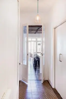 a hallway with a door leading to a dining room at GuestReady - Acogedor piso al lado de Pl. Cataluña in Barcelona