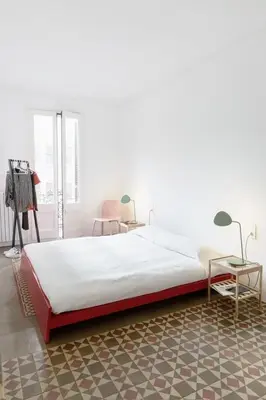 a bedroom with a large bed and a table at GuestReady - Acogedor piso al lado de Pl. Cataluña in Barcelona