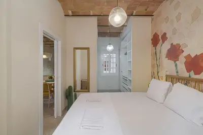 a bedroom with a large white bed in a room at GuestReady - Una estancia encantadora en Sarrià-Sant Gervasi in Barcelona