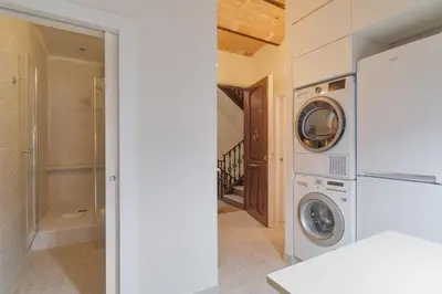 a laundry room with a washer and dryer at GuestReady - Una estancia encantadora en Sarrià-Sant Gervasi in Barcelona