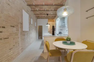 a dining room and kitchen with a white table and chairs at GuestReady - Una estancia encantadora en Sarrià-Sant Gervasi in Barcelona