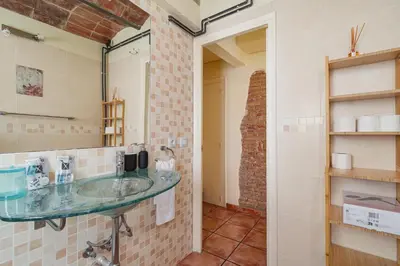 a bathroom with a glass sink in a room at GuestReady - Un pequeño paraíso en Barcelona in Barcelona